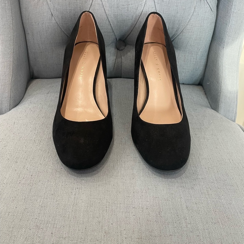 Kelly & Katie Black Women's Pumps - Picture 2 of 6